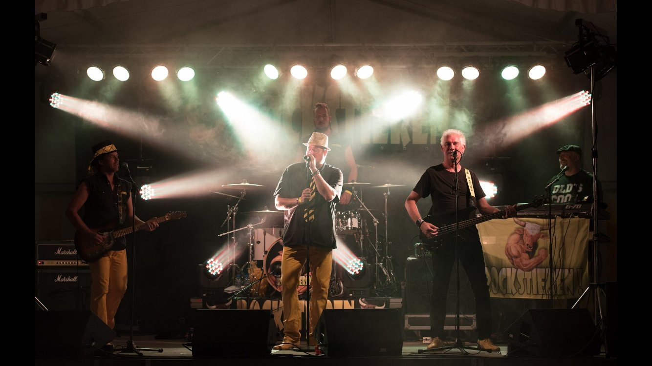 De Rockstieren op het podium