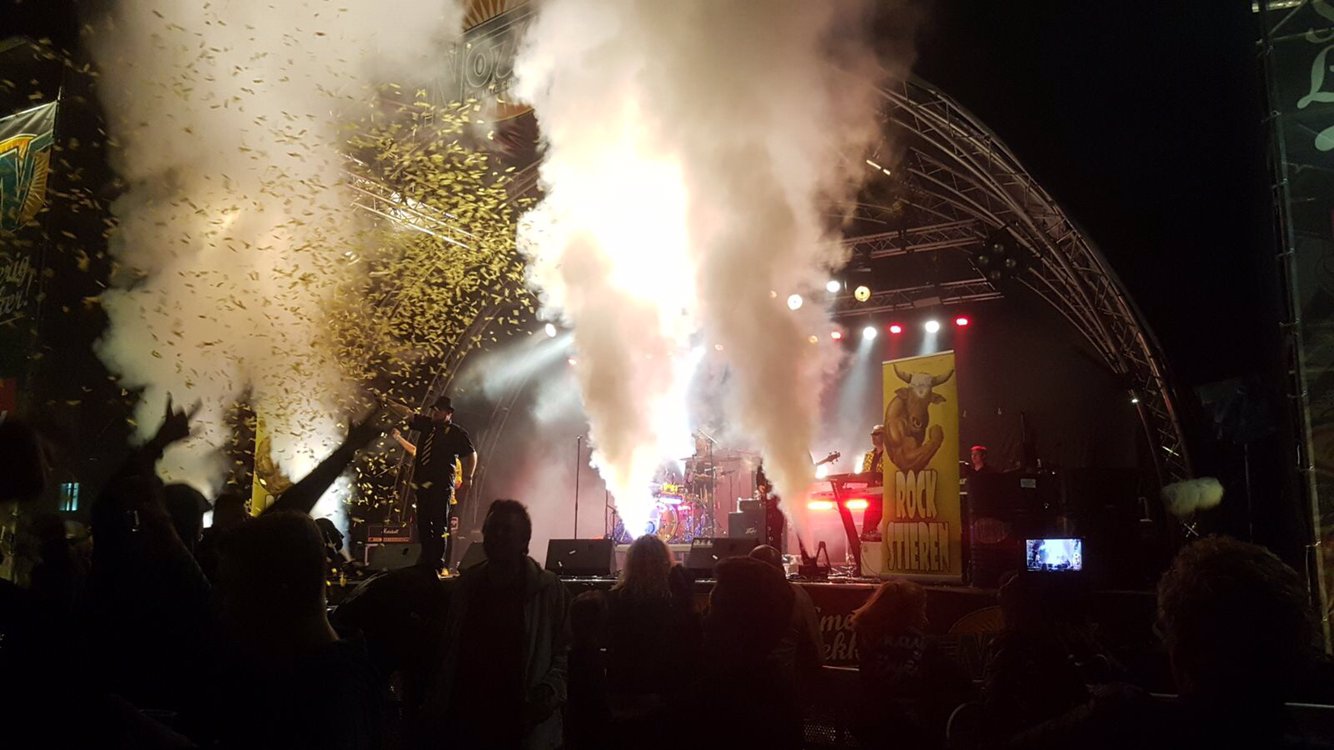 Optreden met CO2 en confetti