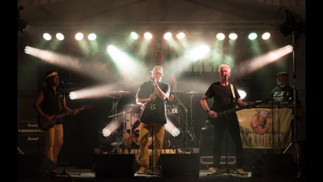 De Rockstieren op het podium